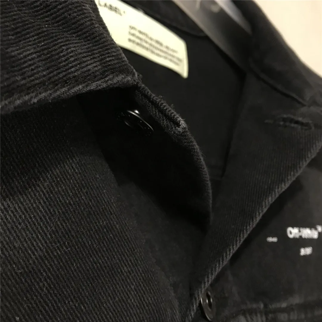 Top tested version OFF WHITE classic tape patch arrow OW men's and women's black denim jacket. The heat transfer process used for printing is not explained in detail. Everyone who has bought my tape series knows the quality. With anti-counterfeiting technology on the back, this is a truly over-the-top off-white yellow tape denim jacket with a distinctive signature and unique high street style! The stylized design is printed on a classic frame, and a layer of foundation-colored colloid with a graffiti effect is superimposed on the printing. It is visually very consistent with the theme, as if a layer of tape has been pasted, and the design is brilliant! Heavy black denim is more tough and retro, with heavy processing of the main elements and a micro-profile version that can be worn by both men and women! Street inkjet arrows, the arrow symbols on the signboard on the back are given different shapes due to different city restrictions. Surrounding the more street-style inkjet elements, the big arrow on the back and the frequent OFF circle graffiti in autumn and winter, the inkjet visual sense of street graffiti is everywhere! Full set of customized accessories Size chart